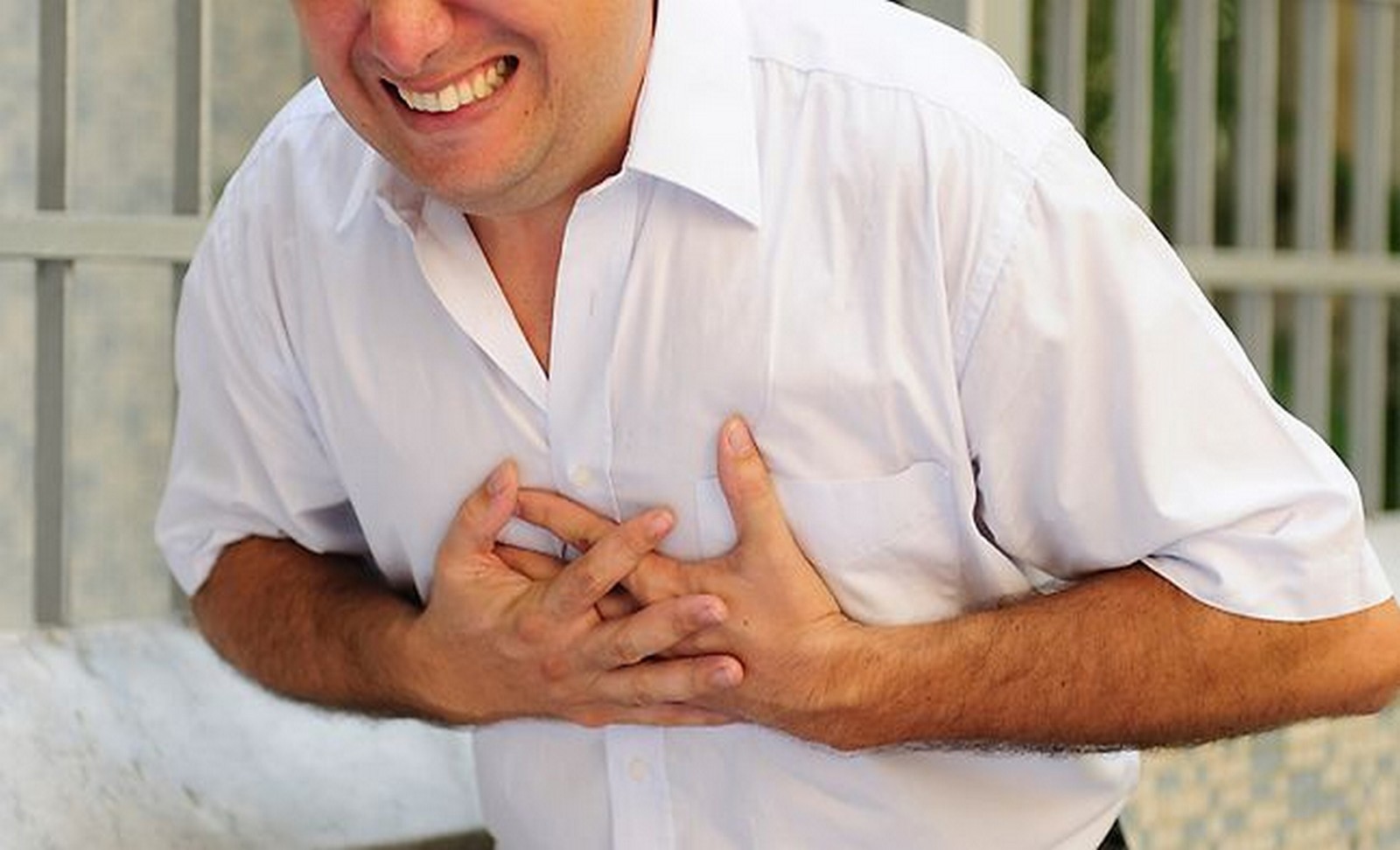Инфаркт возраст у мужчин. Инфаркт человек. Пациент с болью в сердце. У человека болит сердце. Сердечный приступ.