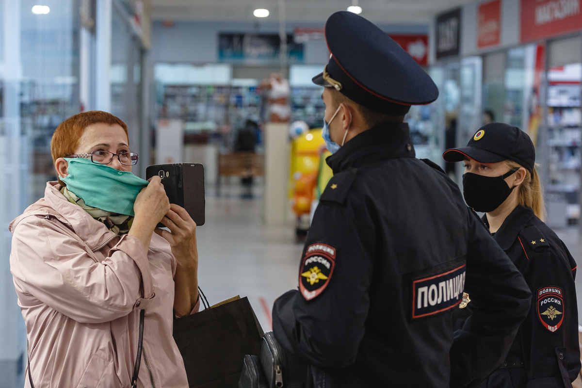 Режим общественных мест. Полиция в масках. Полицейский в маске. Масочный режим полиция. Полиция в магазине.